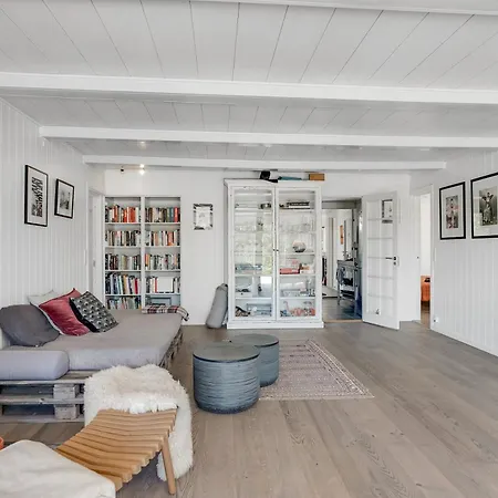 Spacious With A View Of Wild Nature Semesterbostad